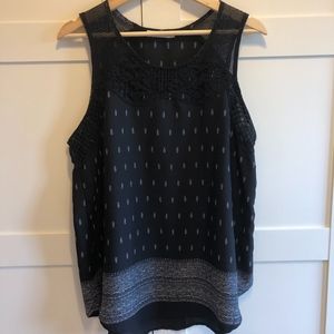 Black/White pattern sleeveless blouse